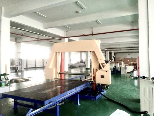 Kompak ve güvenilir PU köpük kesme makinesi kolay işleme için yatay kesme makinesi